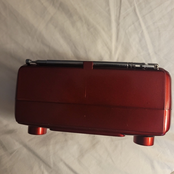 Two Vintage Transistor Radios - Picture 3 of 12